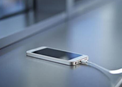 英男子洗澡时手持iPhone充电 结果触电死亡