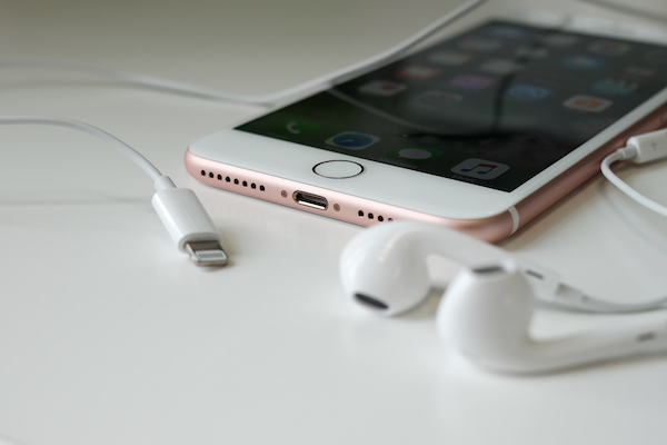苹果的一线曙光：iPhone用户愿意为更多功能买单