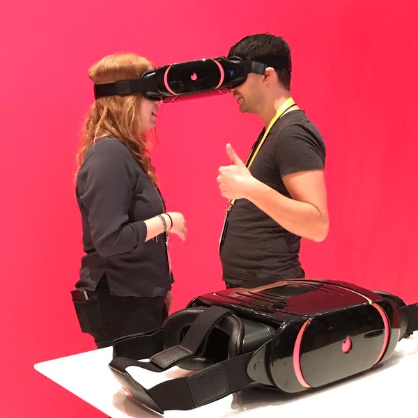 CES 2017奇葩新品：用VR约会是怎样的体验？