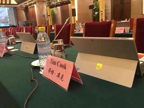 库克参加了一场全是微软Surface平板的会议