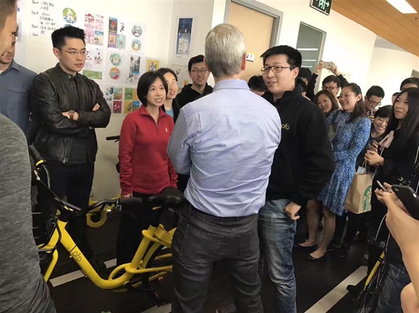 库克今天在中国都都干了啥？骑小黄车 和美女自拍