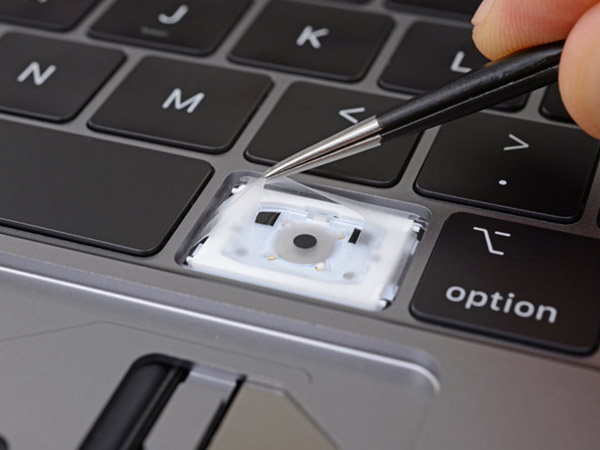 新MacBook Pro键盘拆解 多了一层膜