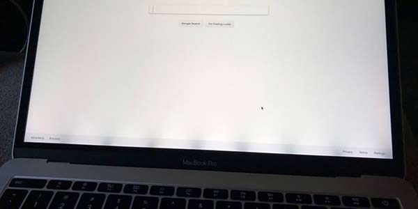 MacBook Pro设计缺陷导致屏幕底部背光不均匀