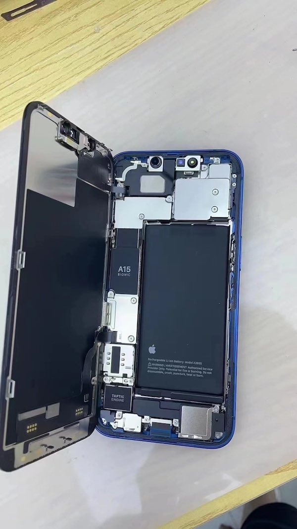 iPhone 13拆机照首度亮相 改进TrueDepth系统、Taptic引擎和更大的电池
