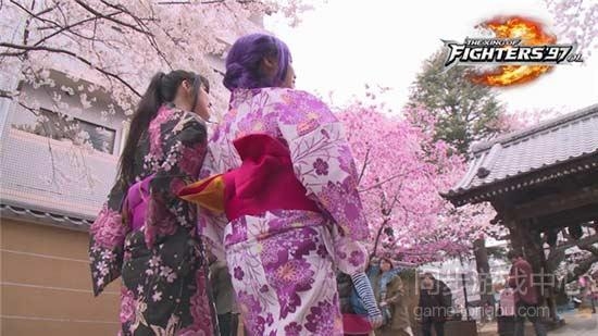 在拍摄过程中,叶梓萱cos不知火舞的妙曼身材火辣异常,频频引得路边的图片