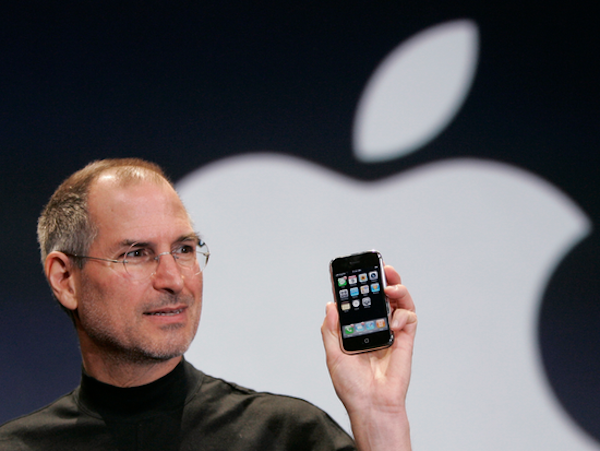 乔布斯曾希望初代苹果iPhone不用物理SIM卡，被劝阻后放弃