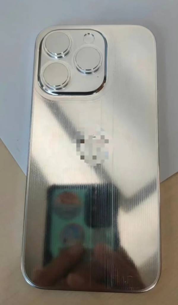 iPhone 14 Pro Max机模曝光：摄像头厚得离谱