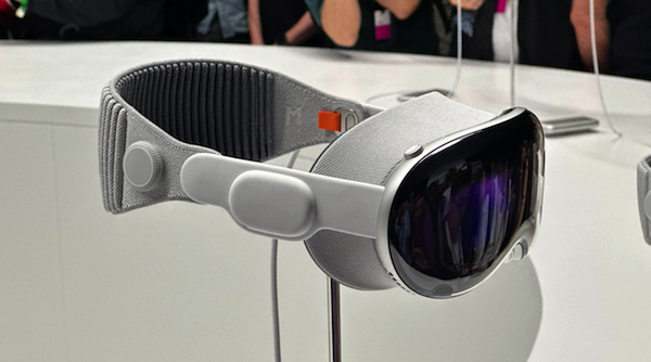 苹果曾考虑为 Vision Pro 配备 VR 控制器，但最终放弃
