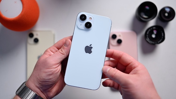 苹果 iPhone 15 系列机模上手展示：标准版配色更淡