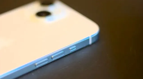 苹果 iPhone 16 渲染曝光：后置摄像头垂直排列